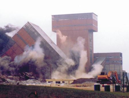 Dynamitage de la tour du puits Faulquemont 2. Hauteurs : 56 mtres